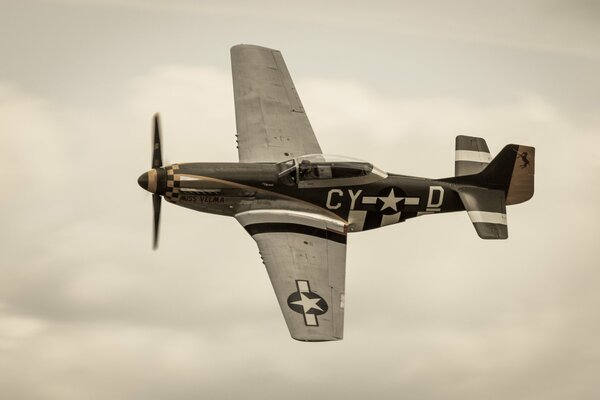 Einzelner Mustang p - 51d Kampfflugzeug im Flug