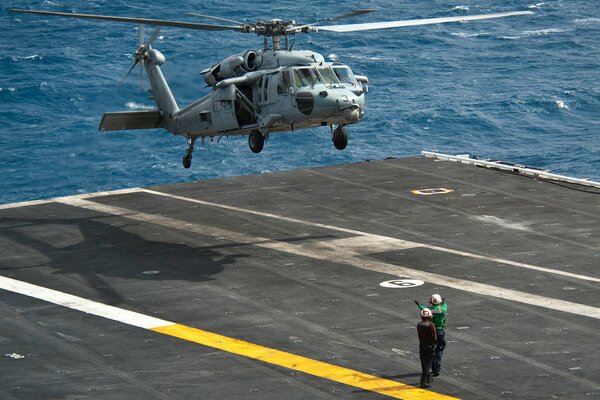 Aterrizaje del halcón negro en un portaaviones