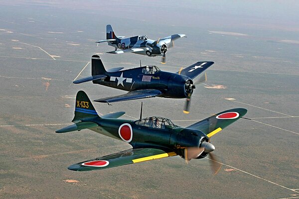 Tres aviones vuelan sobre los campos