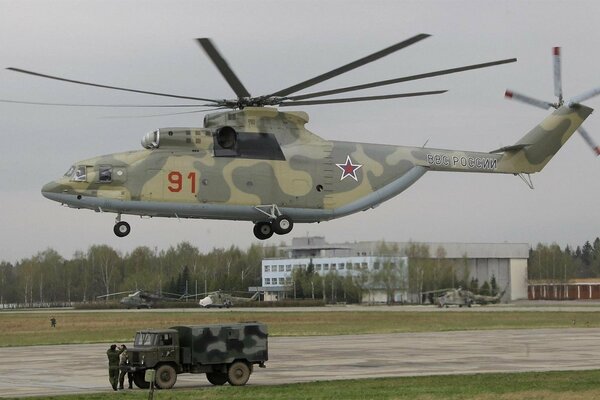 Landung des Militärhubschraubers mi-26 der russischen Luftwaffe