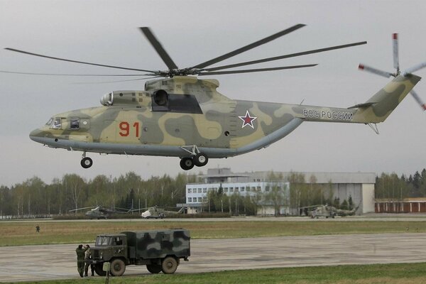 Lądowanie śmigłowca wojskowego Mi-26 sił POWIETRZNYCH Rosji