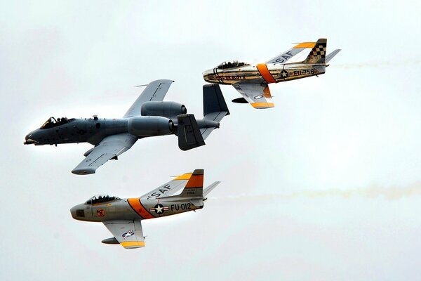 Parade von Flugzeugen fliegen in den Himmel