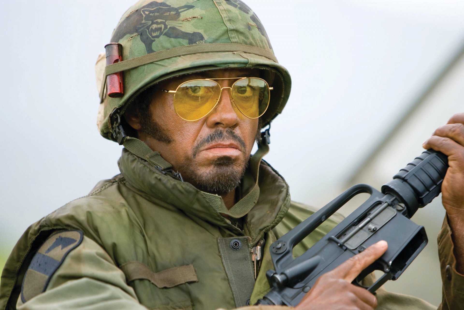 film soldats échecs robert downey junior armes vietnam