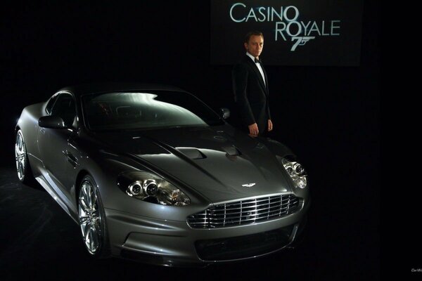 Daniel Craig junto al auto, Bond