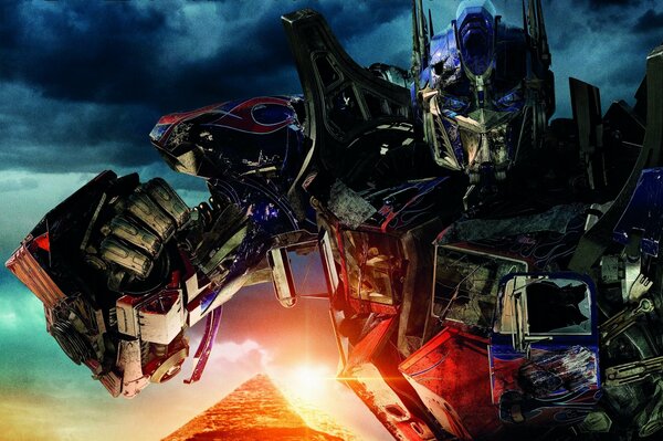 Optimus prime sur fond de pyramides Transformers Revenge of The Fallen