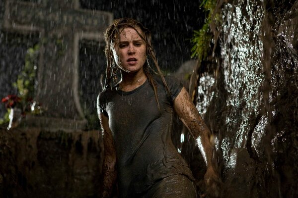 Chica en el barro bajo la lluvia