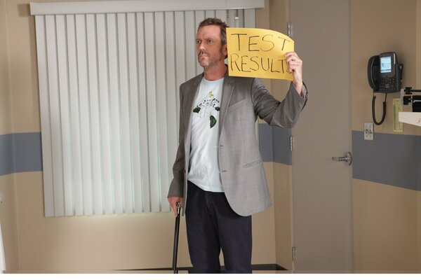 El Dr. House con una chaqueta con letras