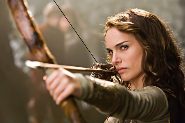 Natalie Portman avec un arc et des flèches