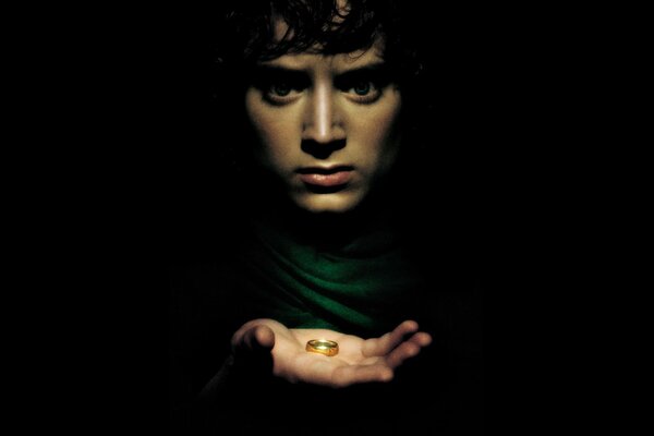 Frodo hält einen Ring in seinen Handflächen