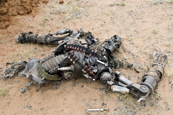 Robot rotto sdraiato sulla sabbia