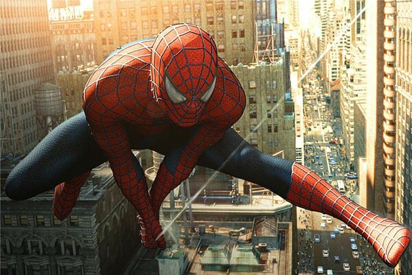 Spider-Man se mueve por el aire con la ayuda de una telaraña