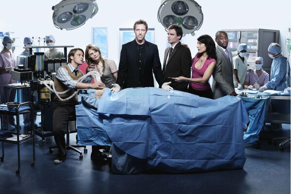 Zdjęcia z serialu Dr House. Ludzie stoją na sali operacyjnej