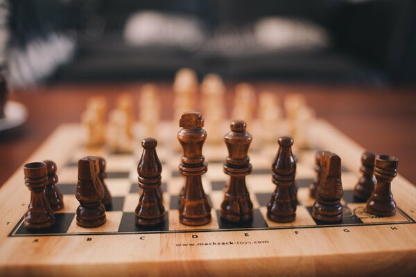 Sur la table se trouve une planche avec des pièces d échecs