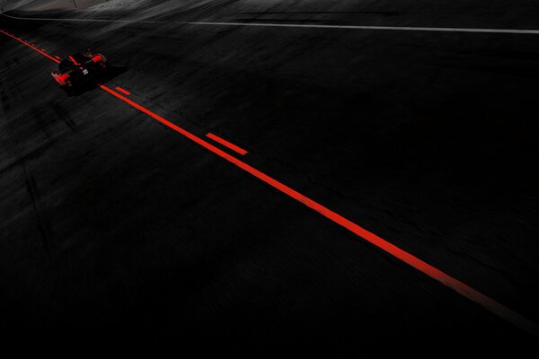 En la oscuridad de la noche, el auto de carreras gana velocidad