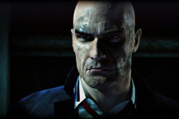 Agent 47 z poważnym spojrzeniem z gry hitman absolution