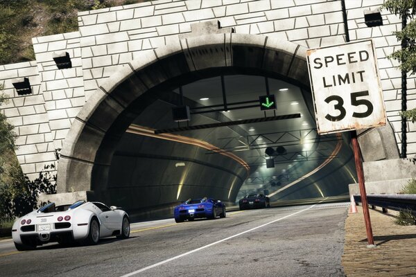 Carretera, túnel y coches de carreras que salen de ella