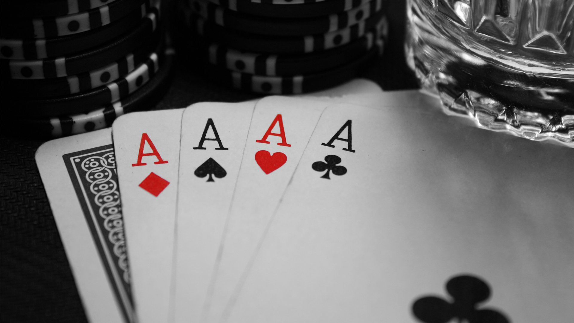 poker carte asso nero bianco gioco quadri picche cuori fiori fiches bicchiere