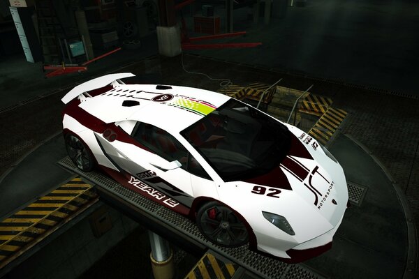 Lamborghini coche blanco en el garaje en Tuning