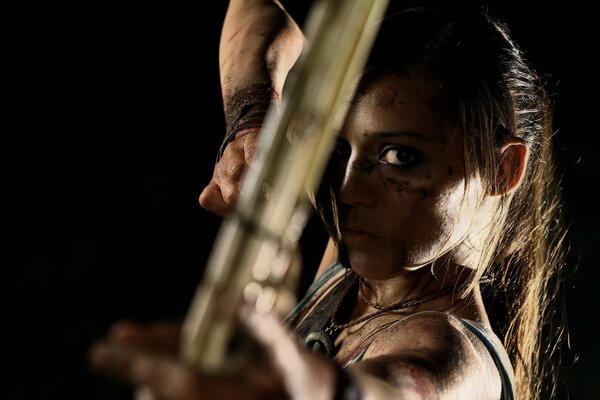 Die bezaubernde Lara Croft in der Bogenschießenszene