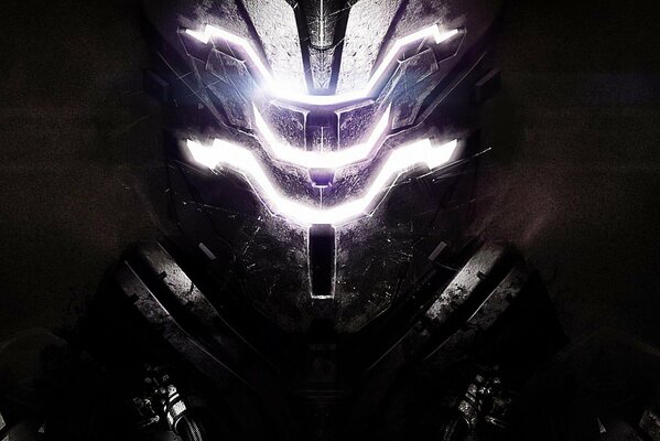 Enorme casco de metal brillante