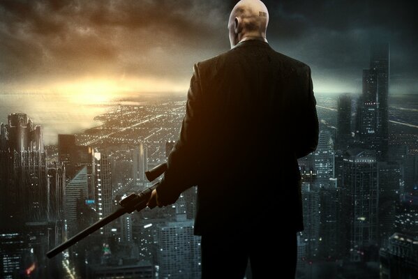 Fotogramma del gioco Hitman sullo sfondo della città