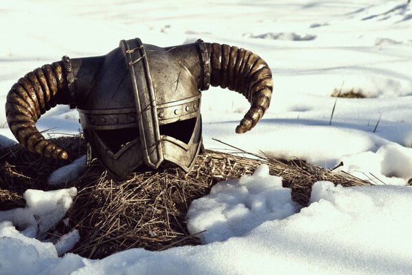 Casco con cuernos del juego Skyrim en la nieve