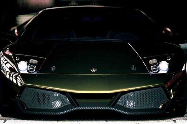 Lamborghini negro mate con faros encendidos