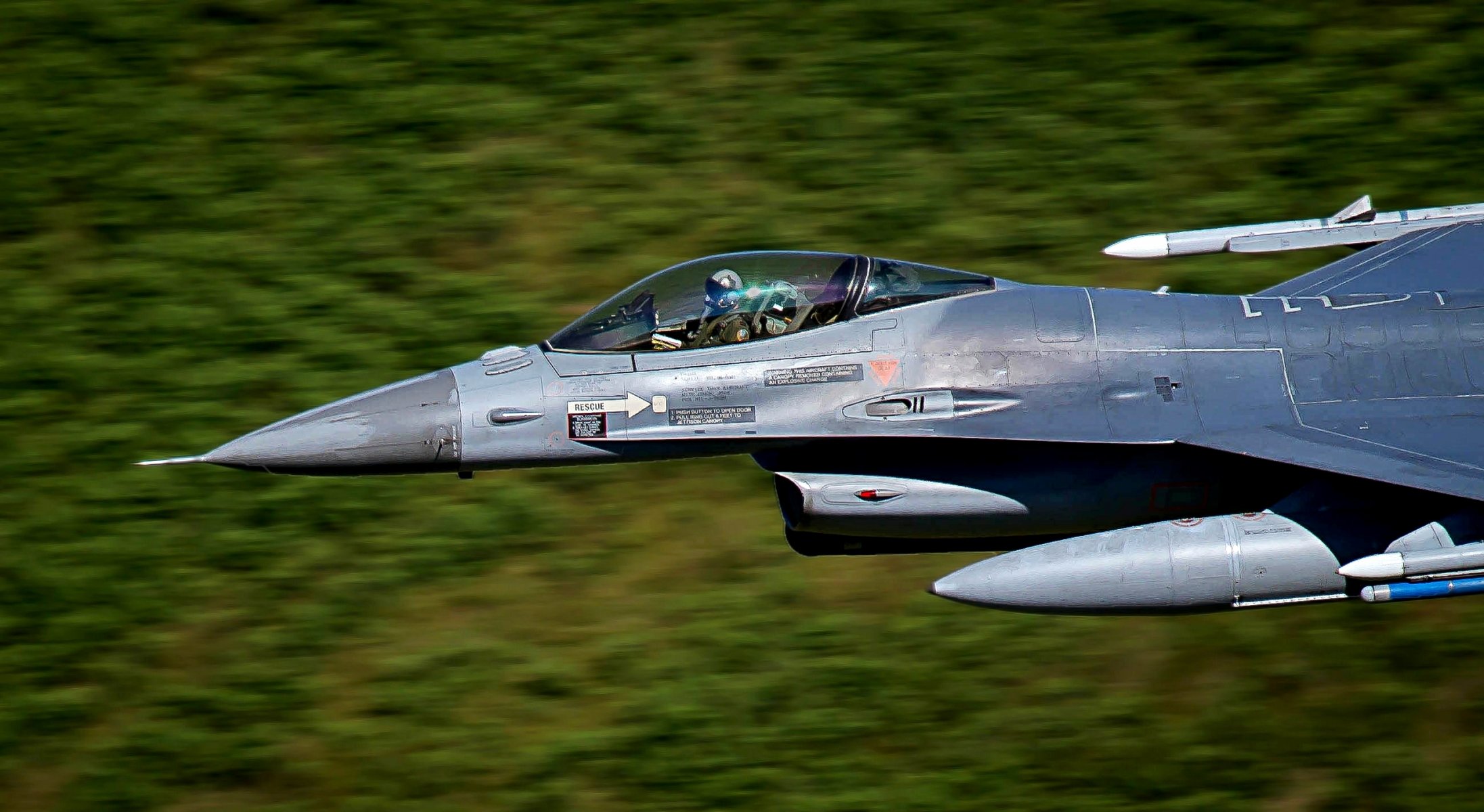 aereo f-16 combattente cabina di pilotaggio pilota sfondo sfocatura