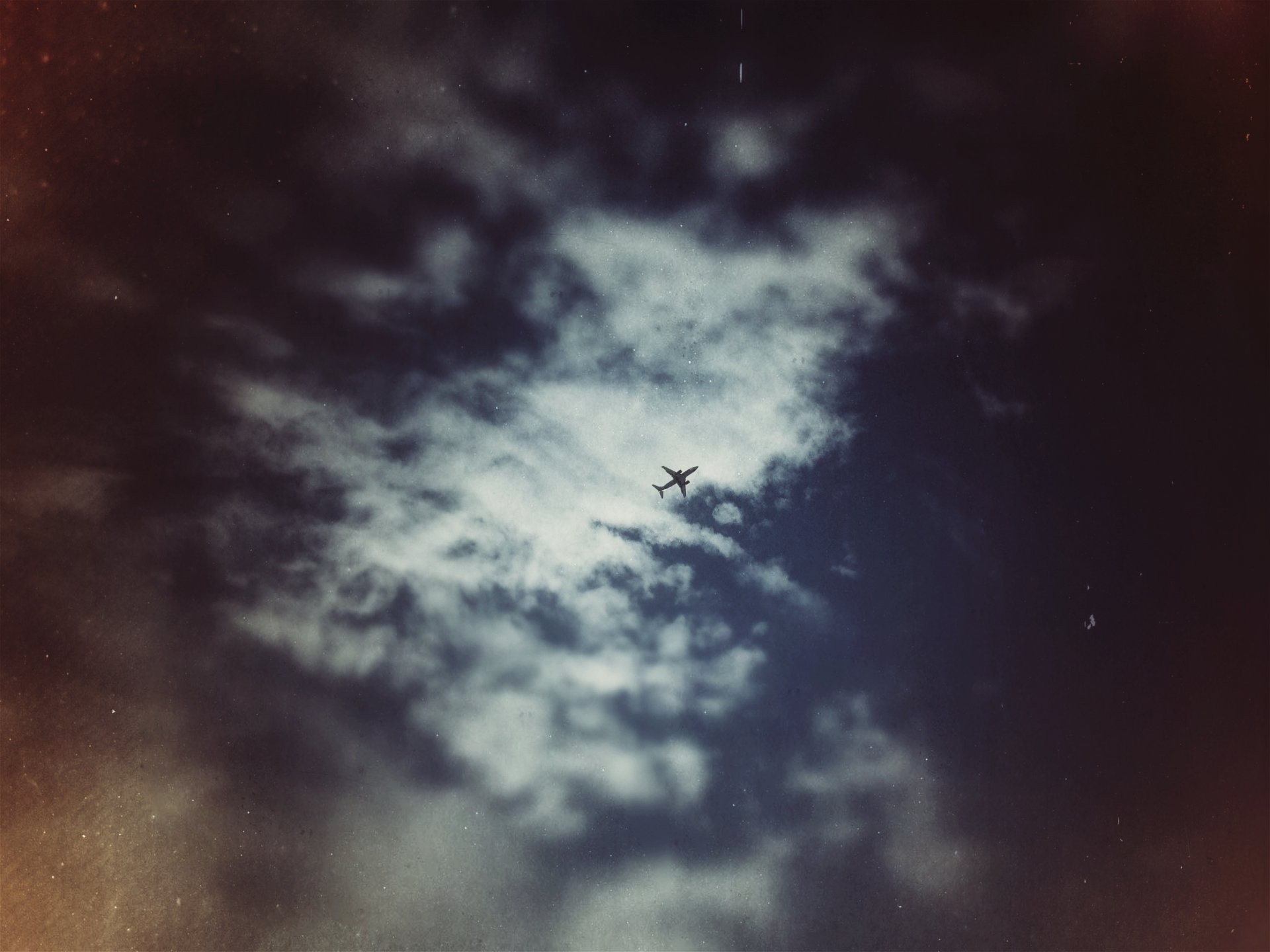 Cloud desktops. Обои облака Эстетика. Самолет Эстетика. Ночное небо самолет. Тень самолета на облаках.