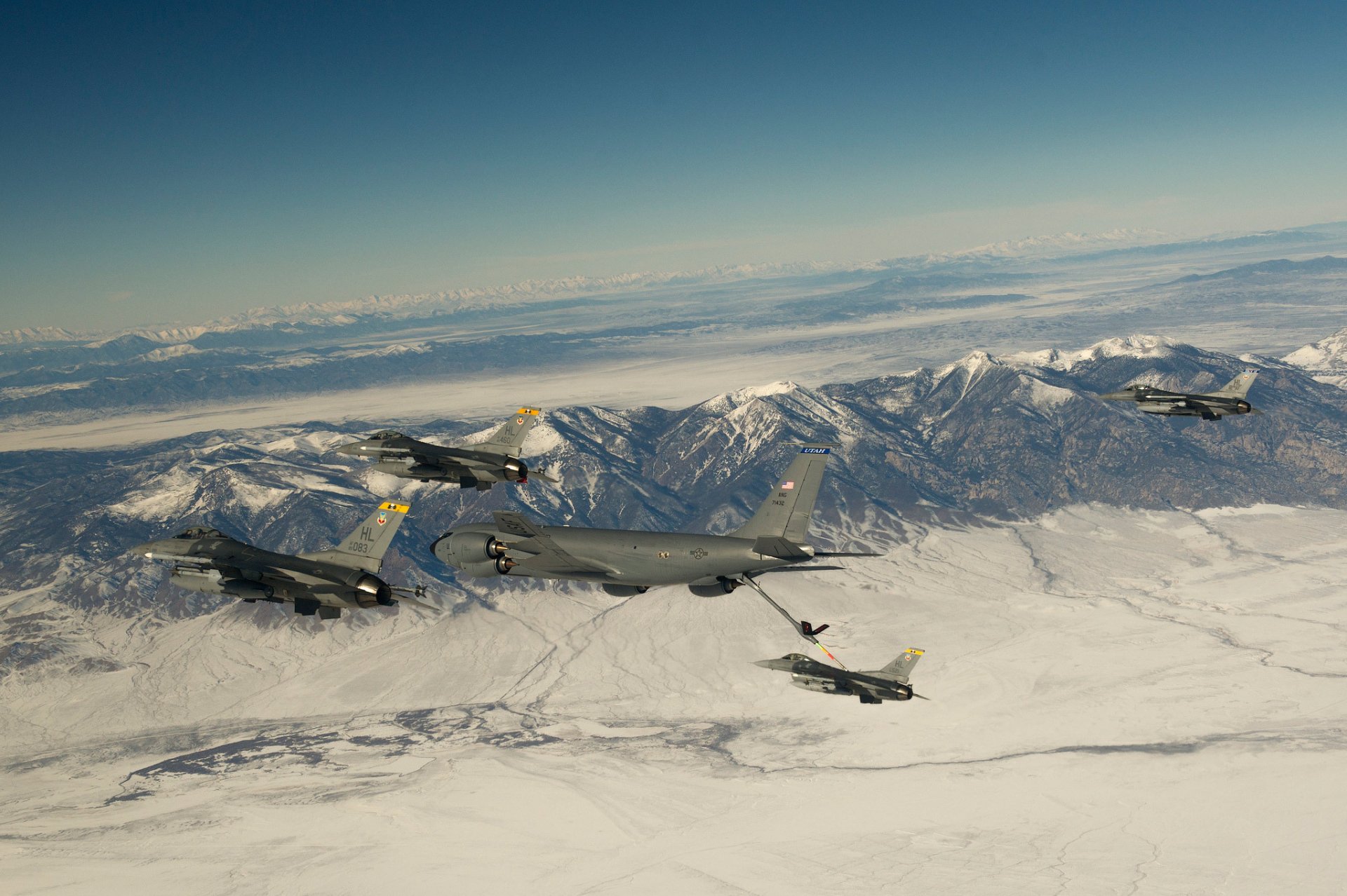 boeing kc-135 stratotanker f-16 fighting falcon aviones de combate vuelo montañas nieve