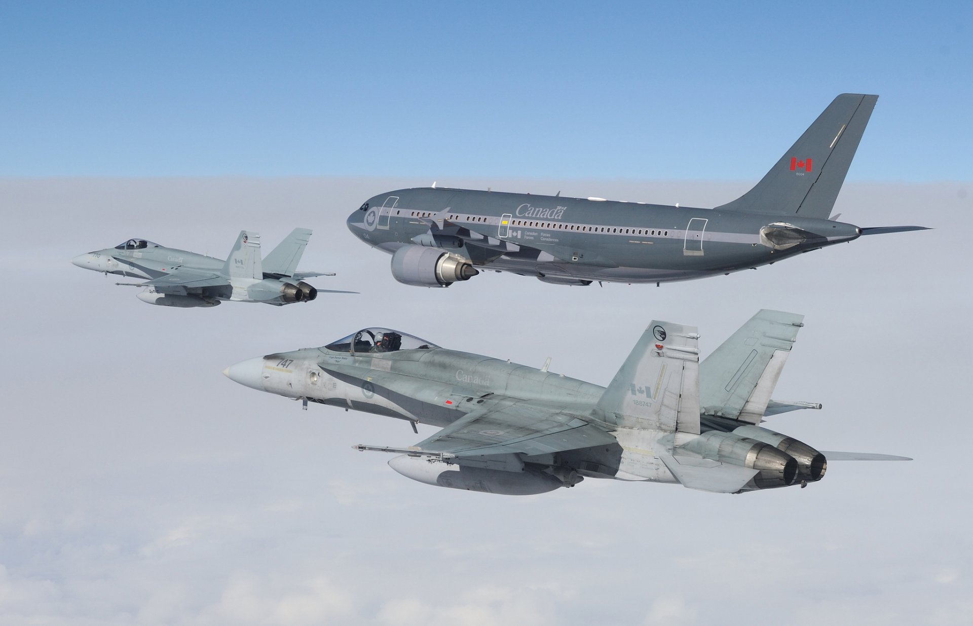 cf-18 avispón aviones de combate cc-150 polaris vuelo