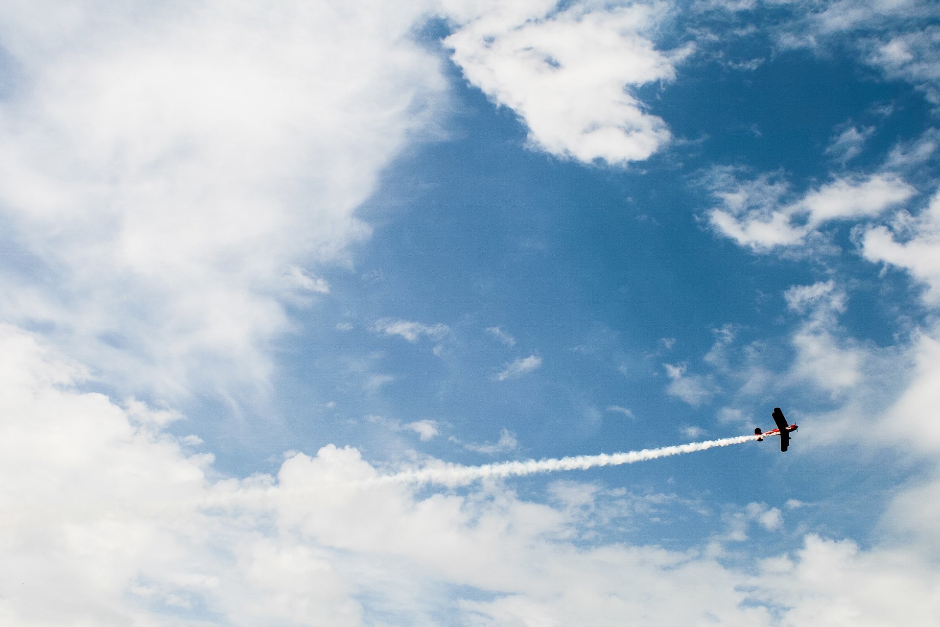 avion maïs vol ciel nuages panache