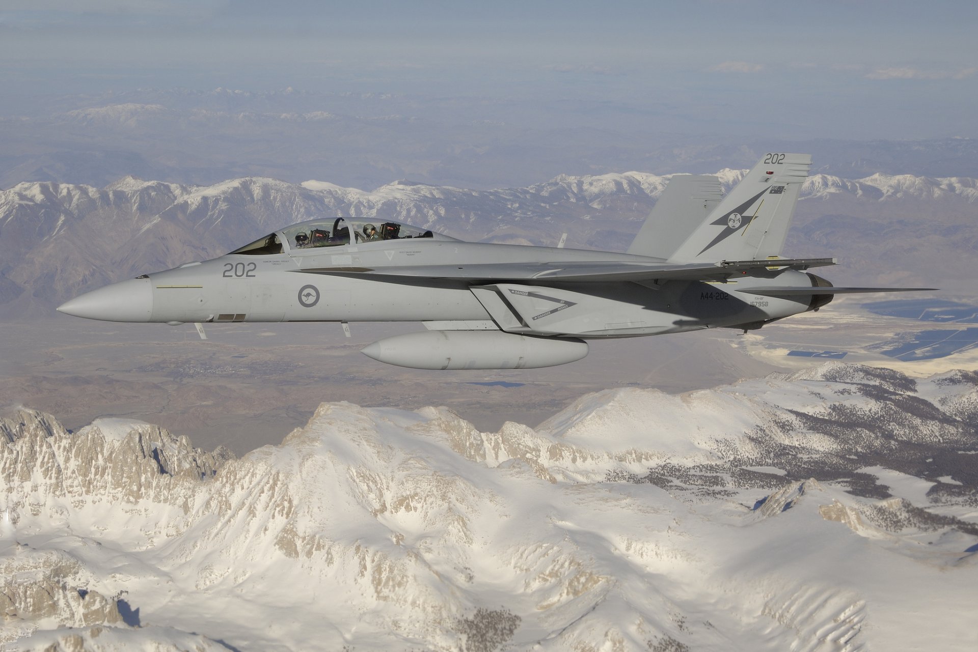 cf-18 hornet multi-purpose fighter cabina di pilot volo di montagna