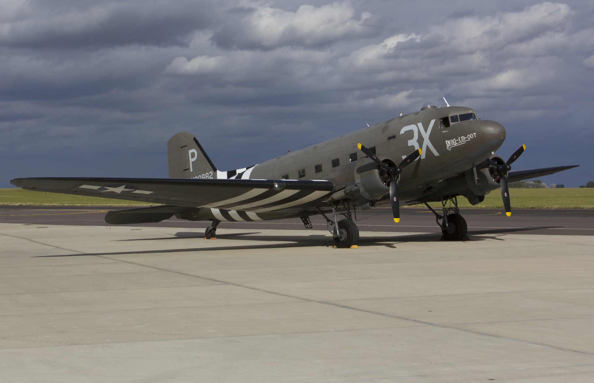 c-47a naziemny wojskowy samolot transportowy lotnisko