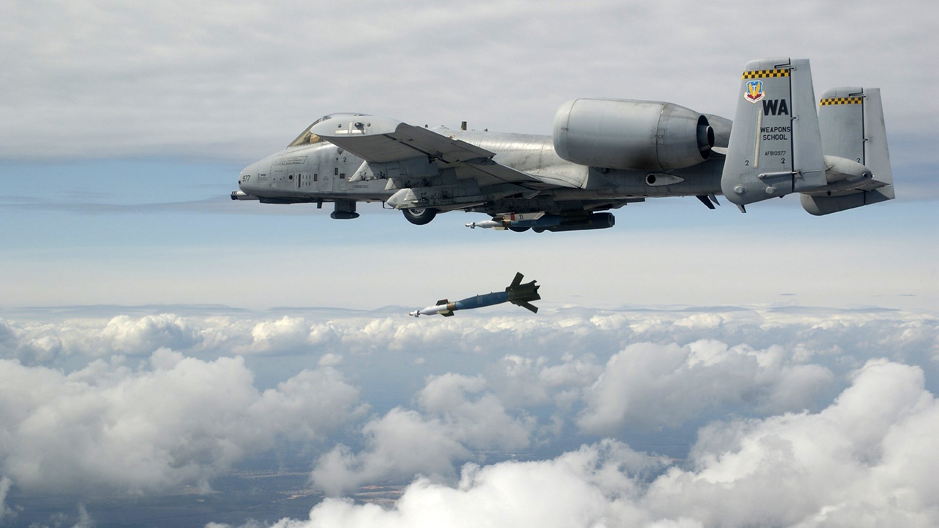 avión cohete cielo nubes armas