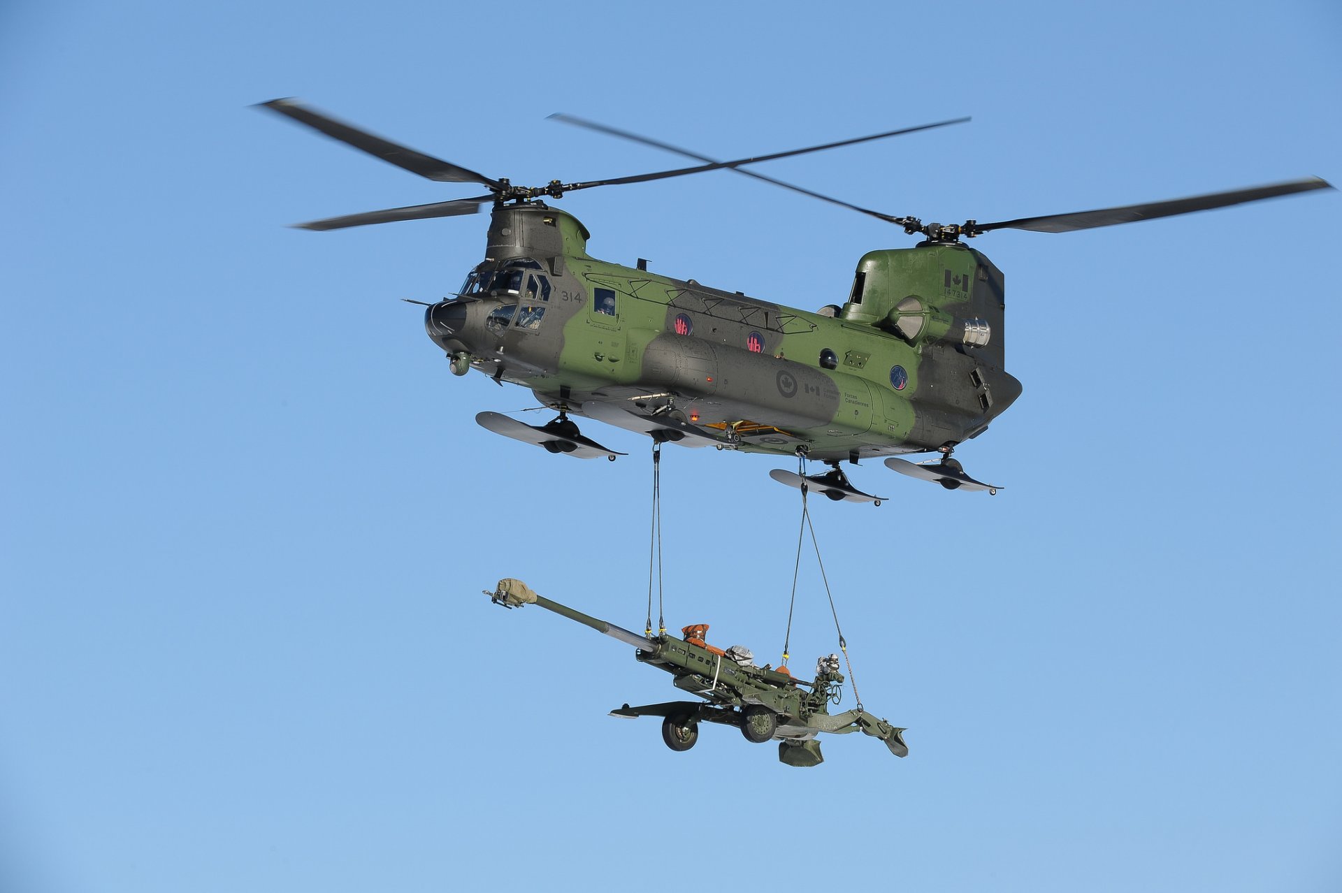 ch-47 chinook military transport m777 howitzer