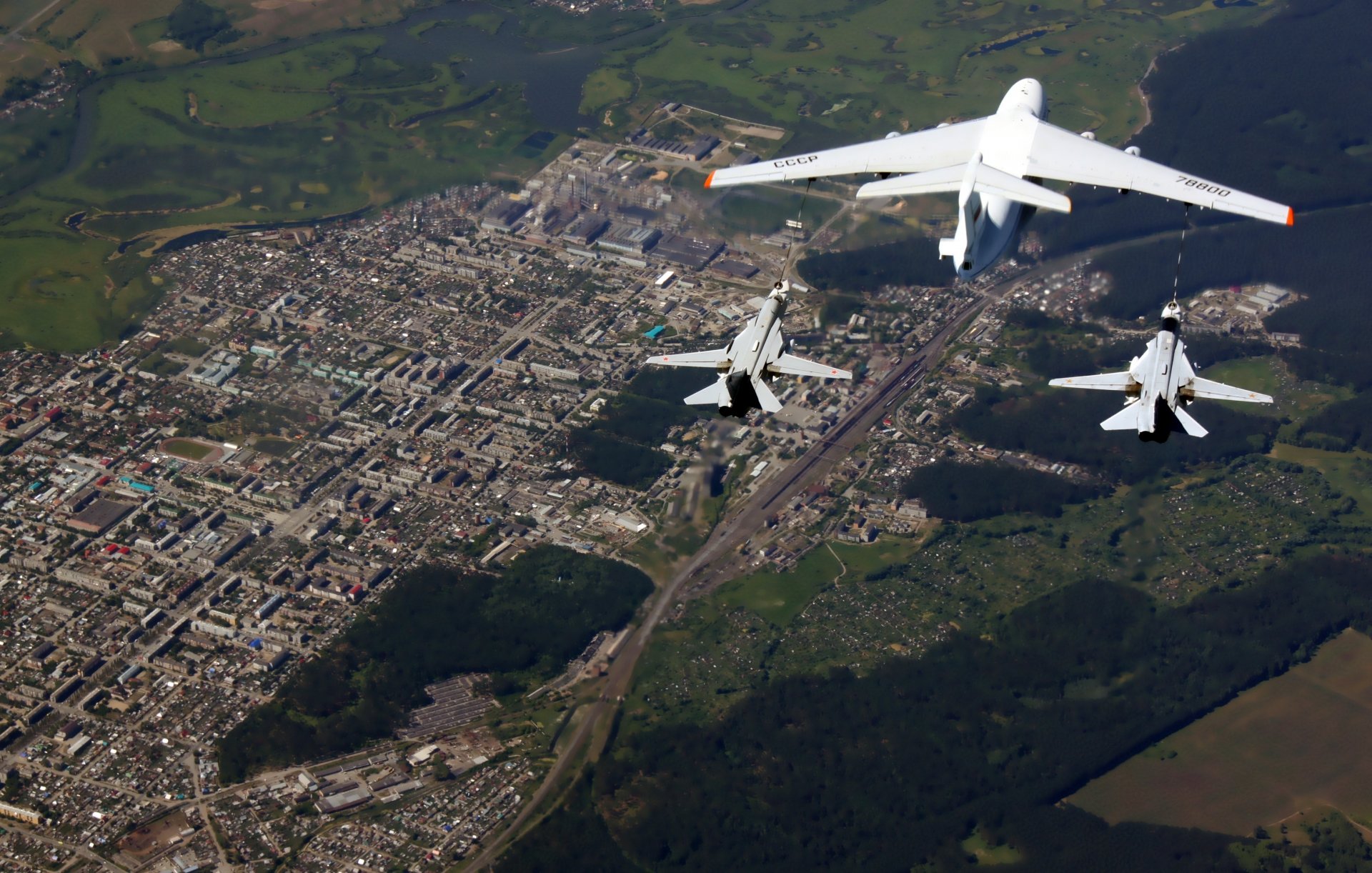 ilyushin il-78 sukhoi su-24 soviético ruso de primera línea bombardero con ala de barrido variable militar avión petrolero fuerza aérea rusia reabastecimiento de combustible cielo altitud par ciudad ruso táctico avión be