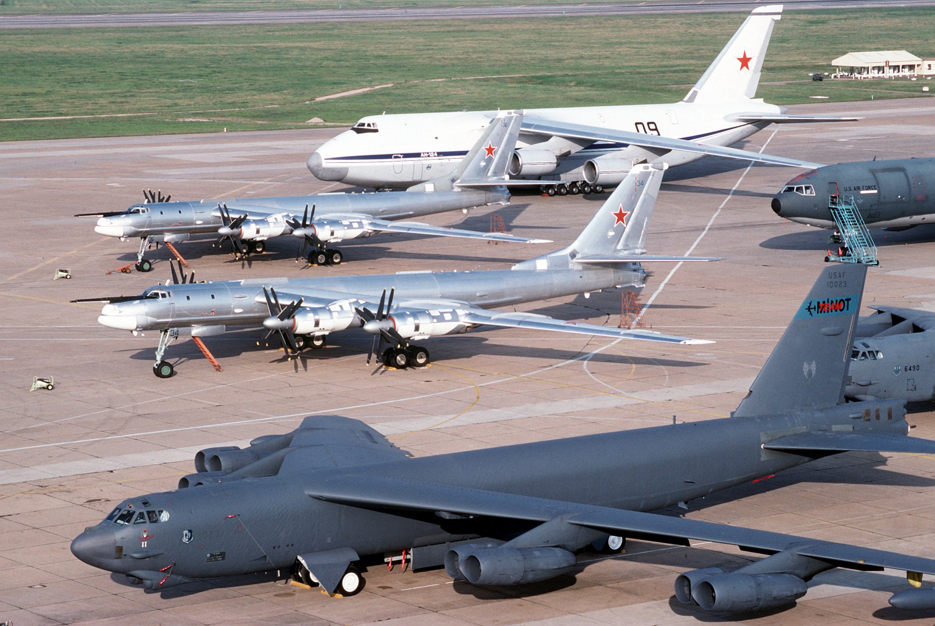 air force russe tupolev tu-95 ours antonov an-124 ruslan b-52 tu-95 an-124 b-52 air force russe