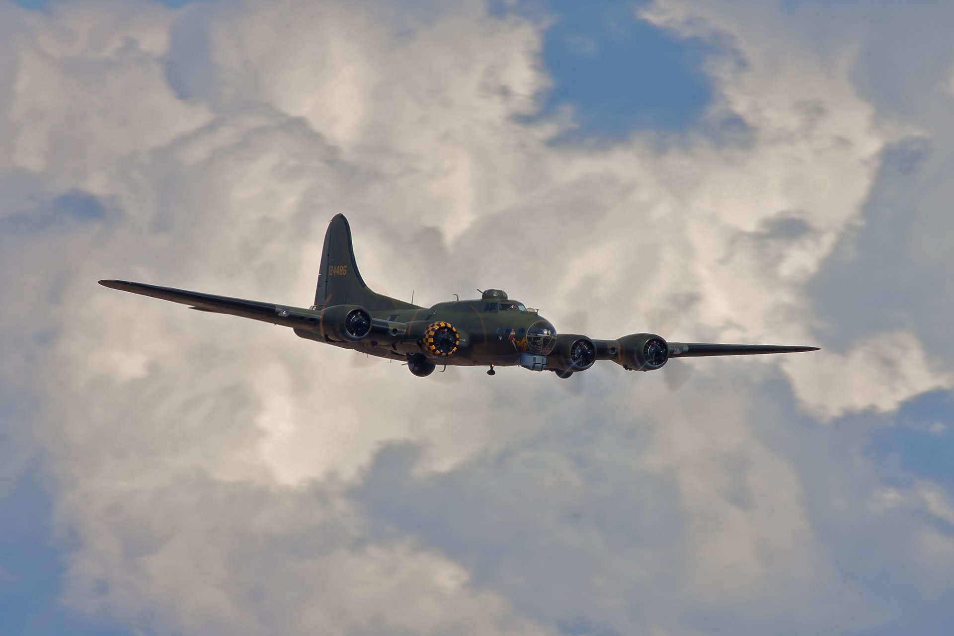 boeing b-17 latająca forteca latająca forteca ciężki czterosilnikowy bombowiec niebo chmury