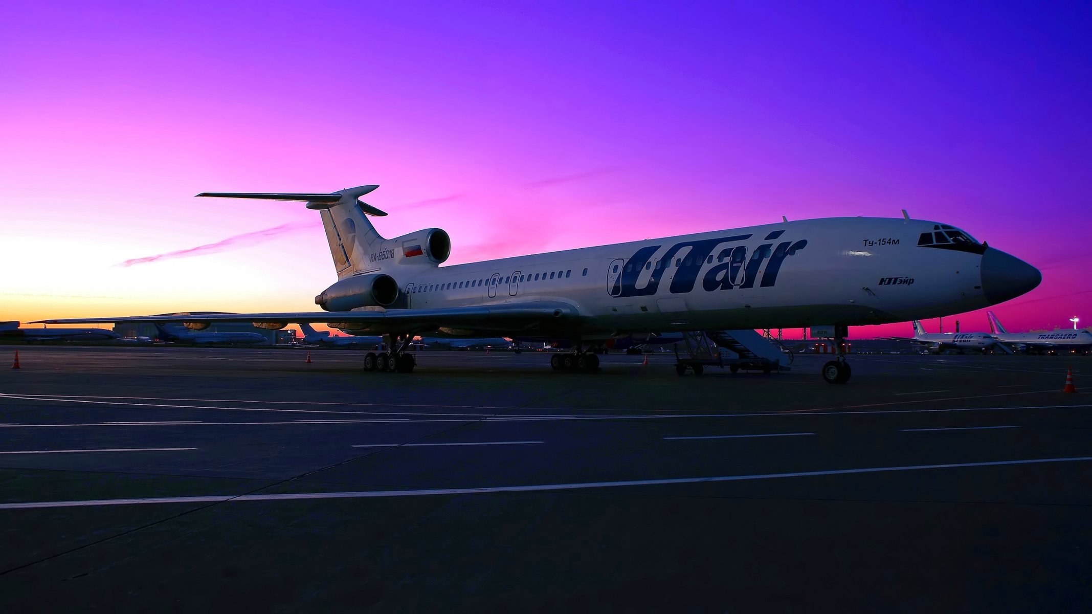 utair tupolev tu-154 avión pasajero ala motor chasis estacionamiento plataforma aeropuerto cielo puesta de sol avión pasajero estacionamiento rampa