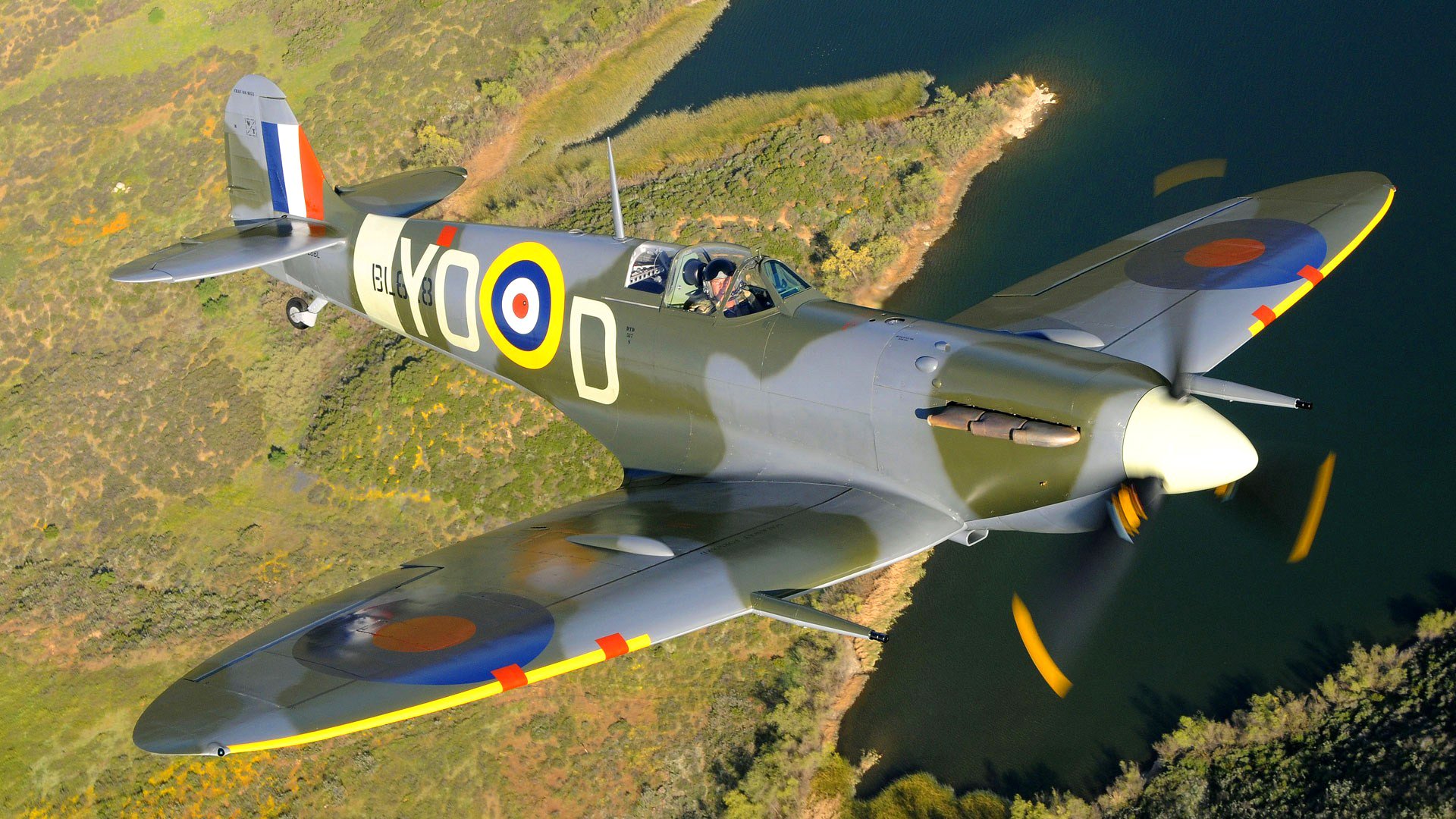 avion combattant pilote vol hélice paysage rétro