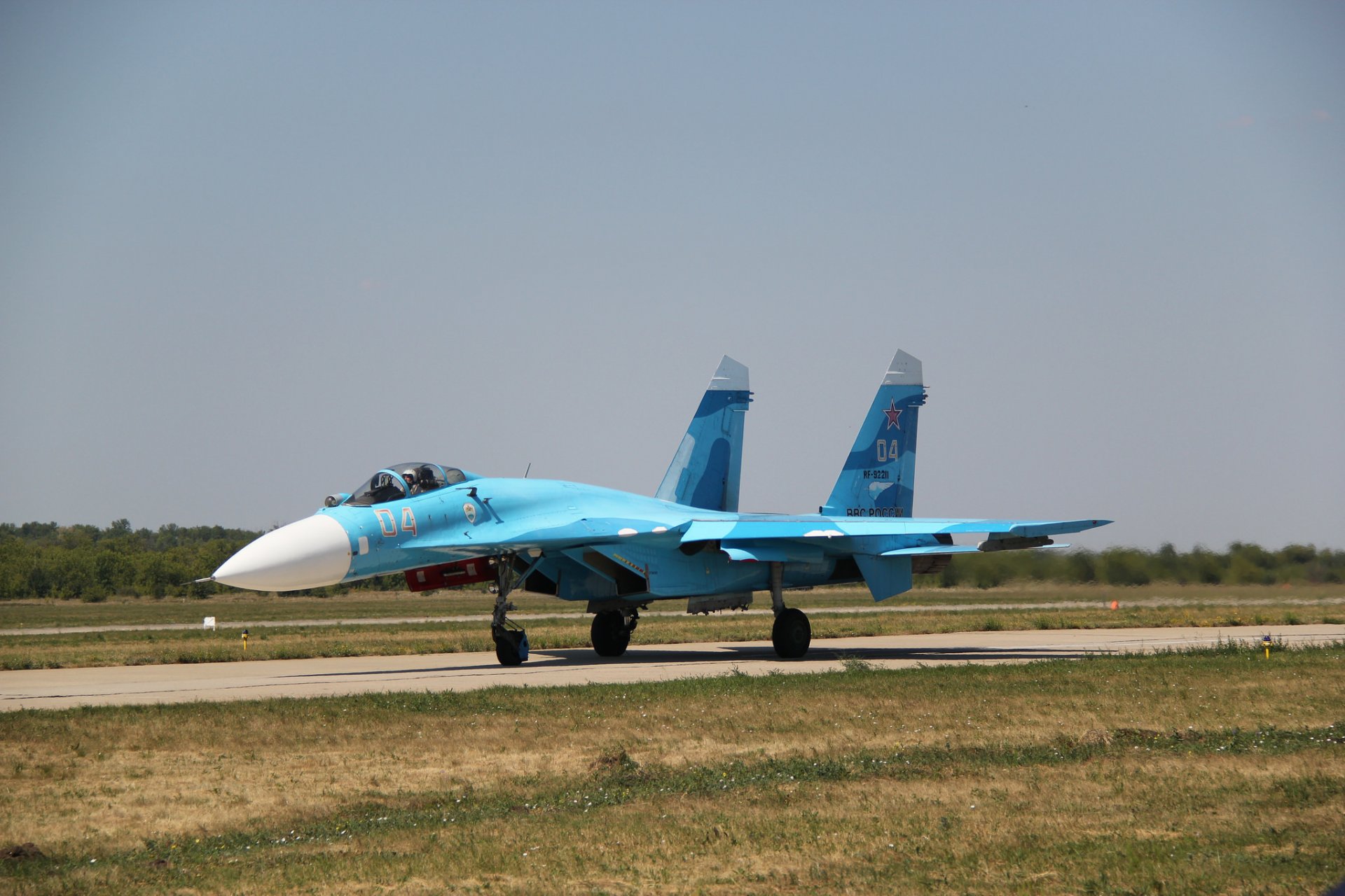 su-27 caccia aeroporto