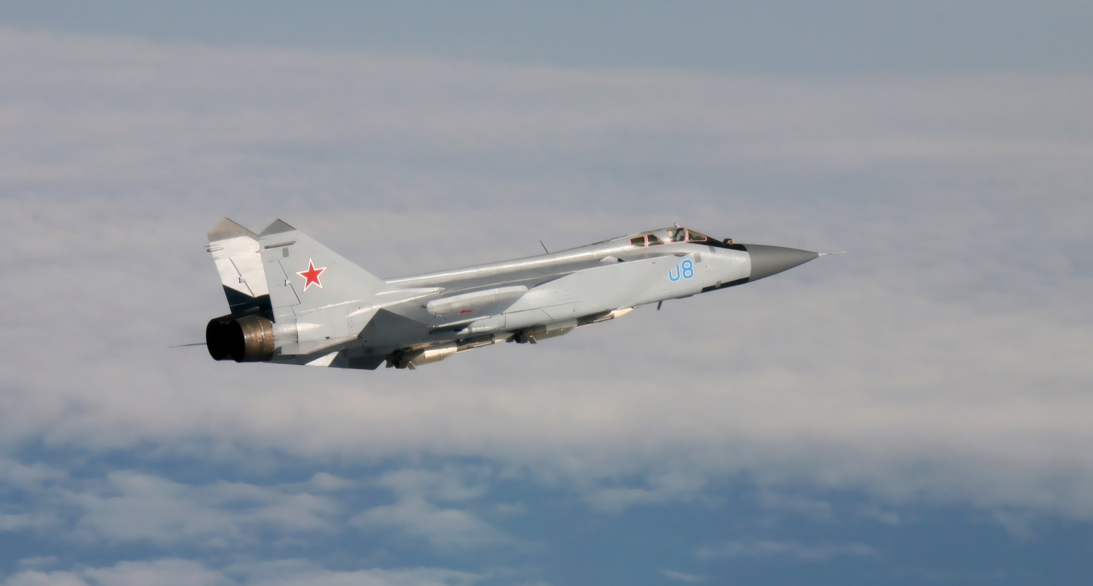 mikoyan e gurevich mig-31 combattente intercettore air force russia militare aereo volo altitudine cielo nuvole ali motore armi munizioni missili mikoyan e gurevich mig-31 combattente air force russa aereo