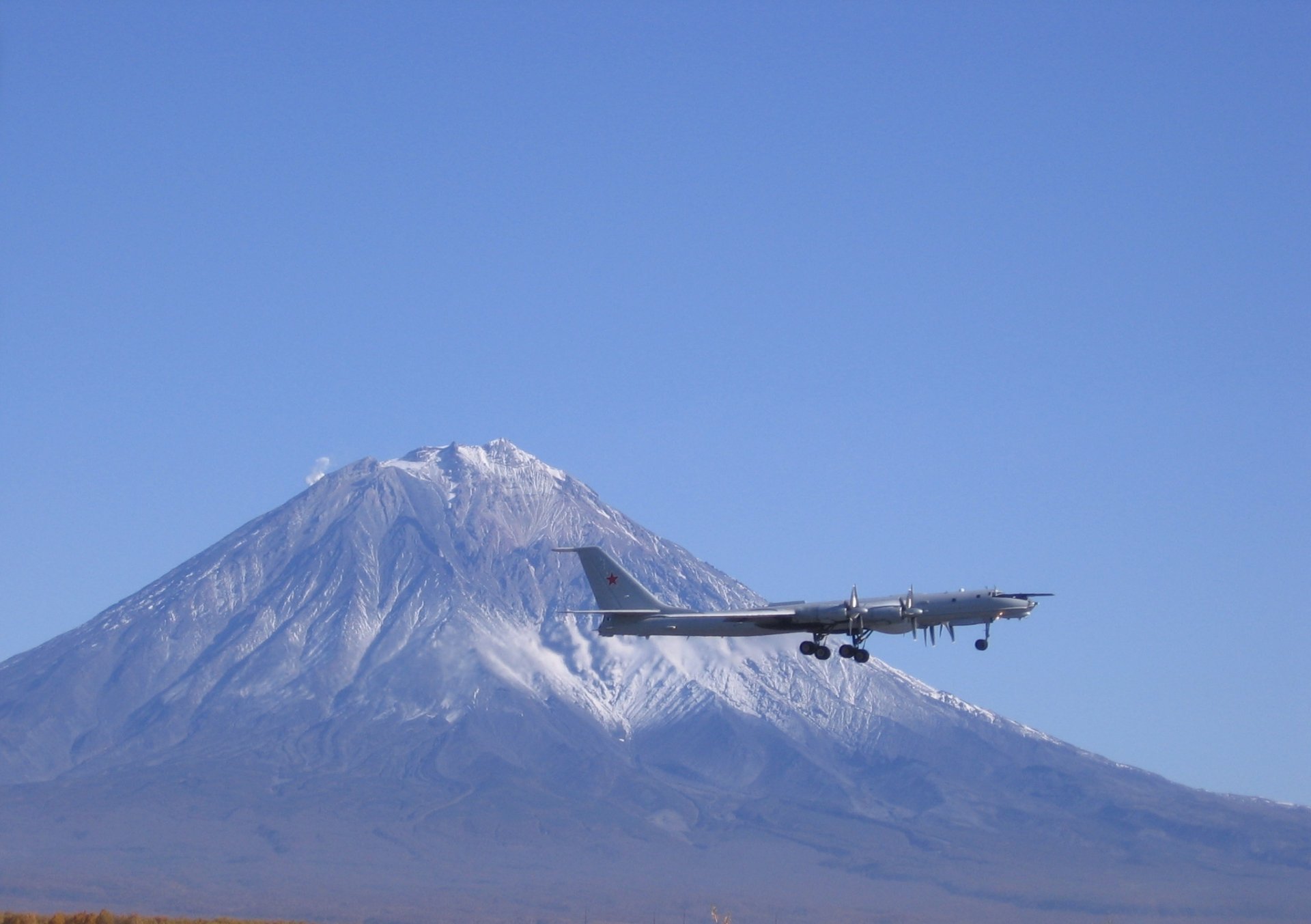 aviation longue distance bombardier stratégique tu-142 montagne ciel décollage