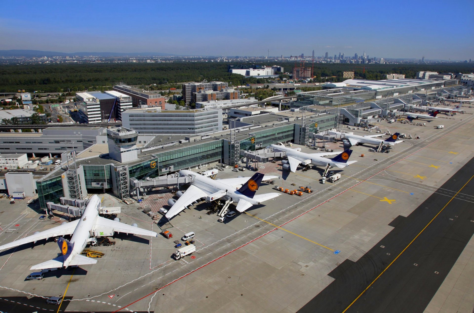 alemania ciudad aeropuerto terminal plataforma avión airbus a380 a340 boeing 8i lufthansa malasia avión lufthansa