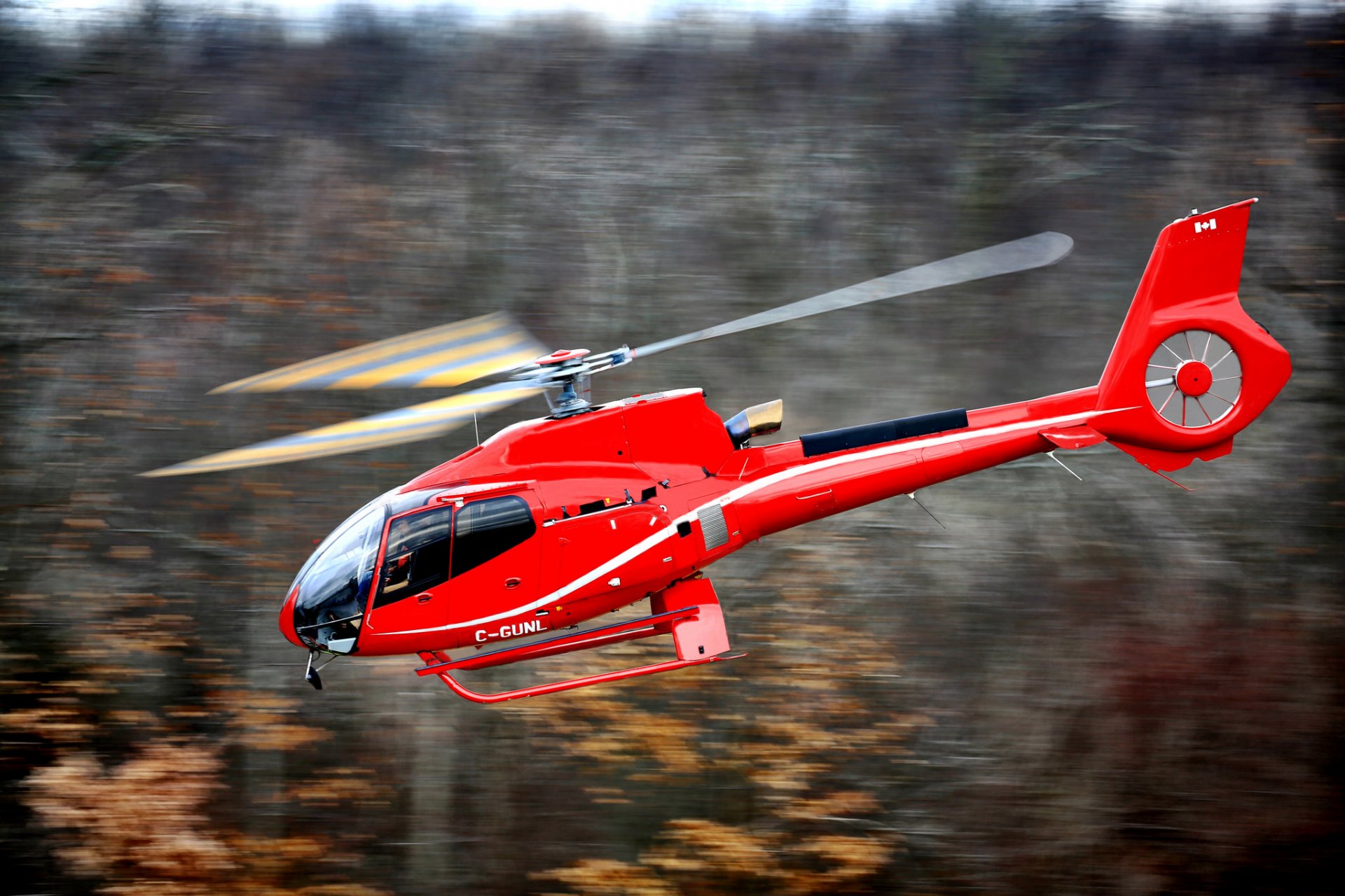 helicóptero eurocopter ec130 monomotor ligero transporte fabricante helicópteros airbus más silencioso en su clase vuelo desenfoque bokeh walllpaper