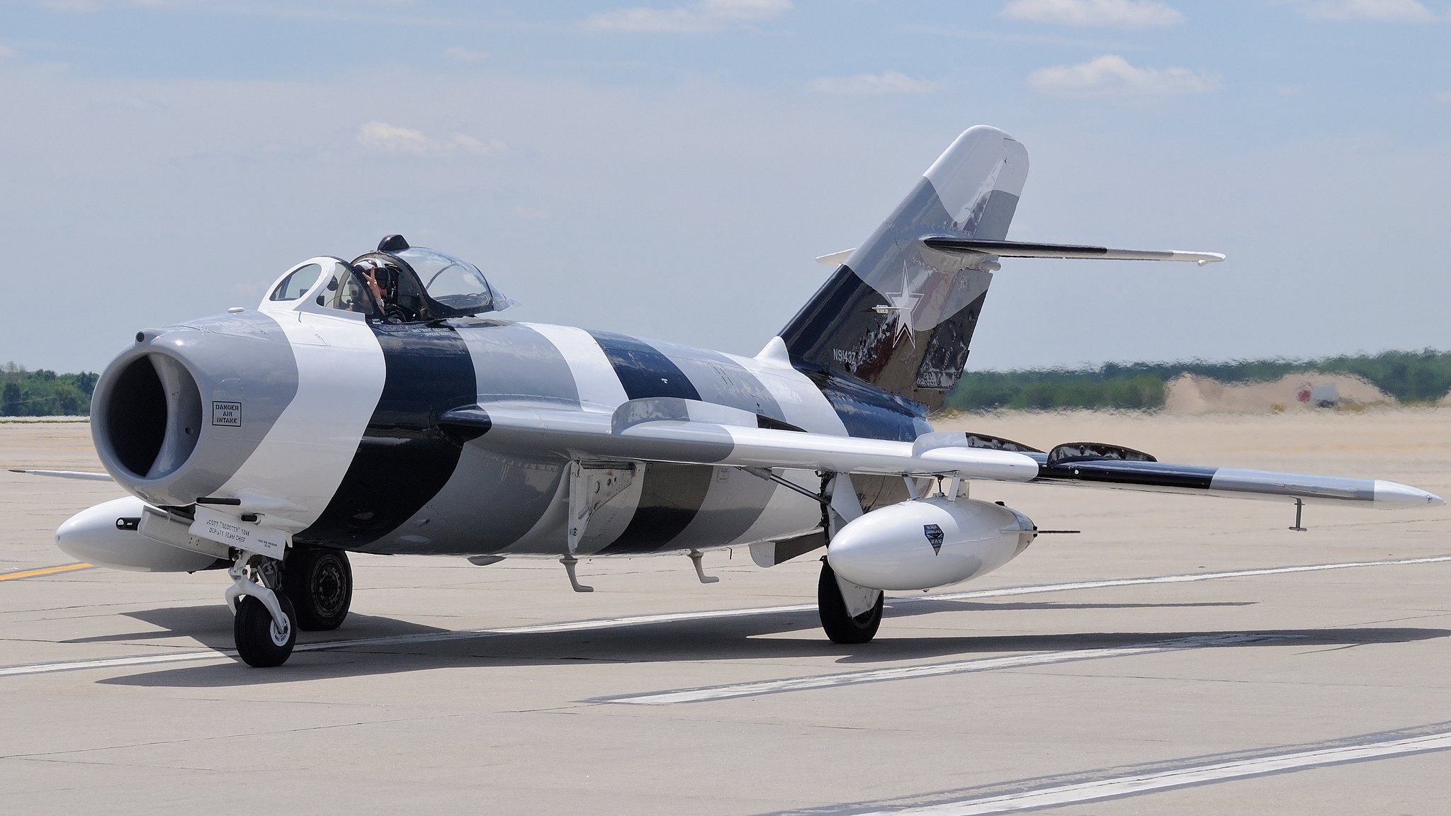 mig-17 jet caccia aeroporto