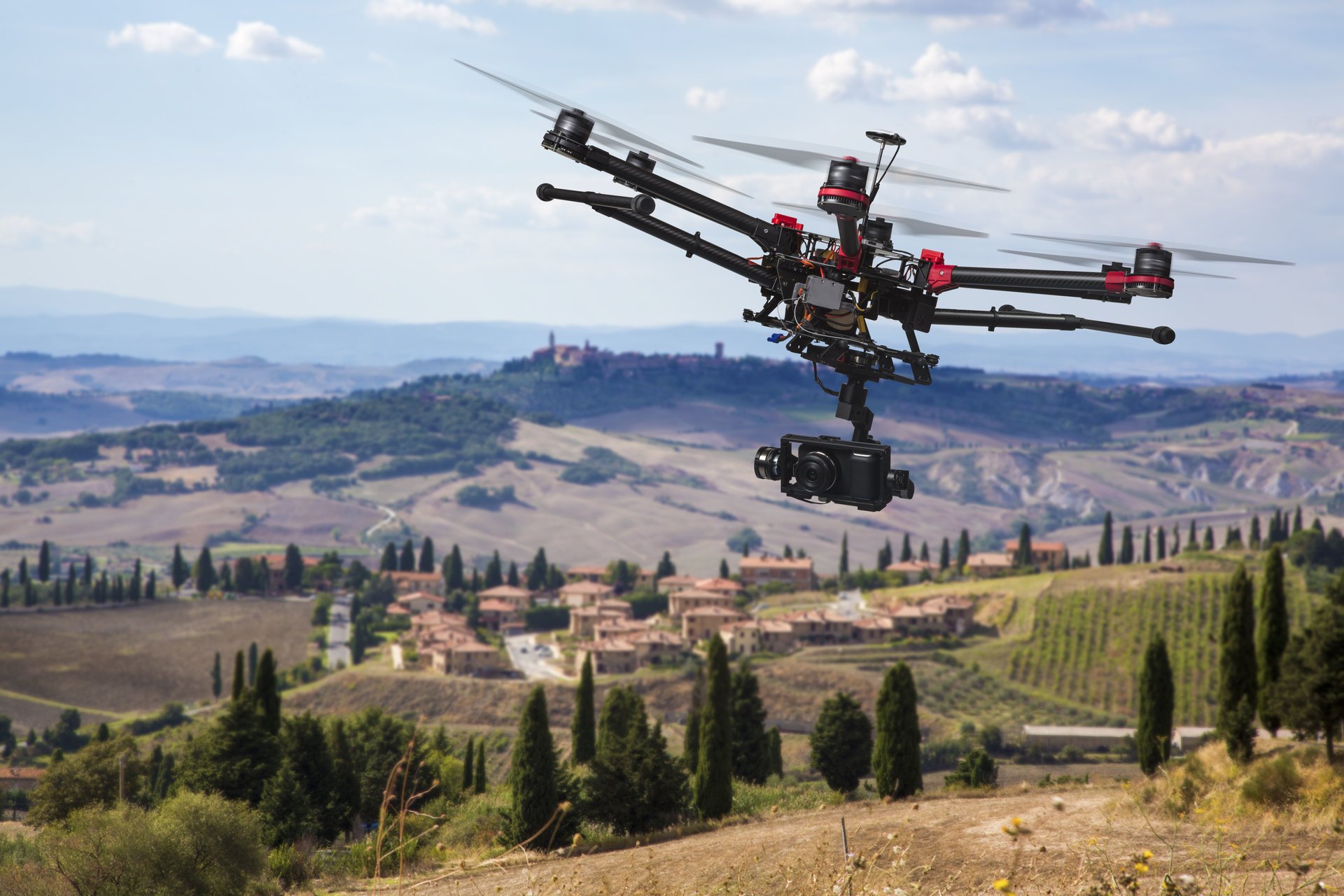 hubschrauber sechs heben schrauben drohne flugzeug apparat drohne drohne luft schießen beobachtung echtzeit fliegen exploration luftaufnahmen hügel häuser bäume landschaft panorama hintergrundbilder