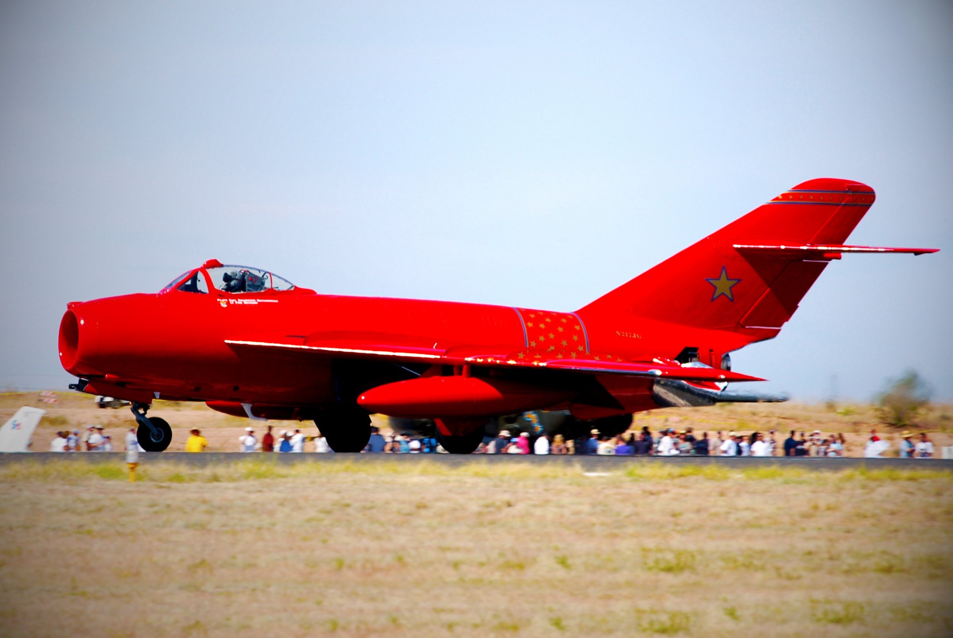 mig-17 murale caccia a reazione mikoyan gurevich aviazione ali rosso decollo vista laterale