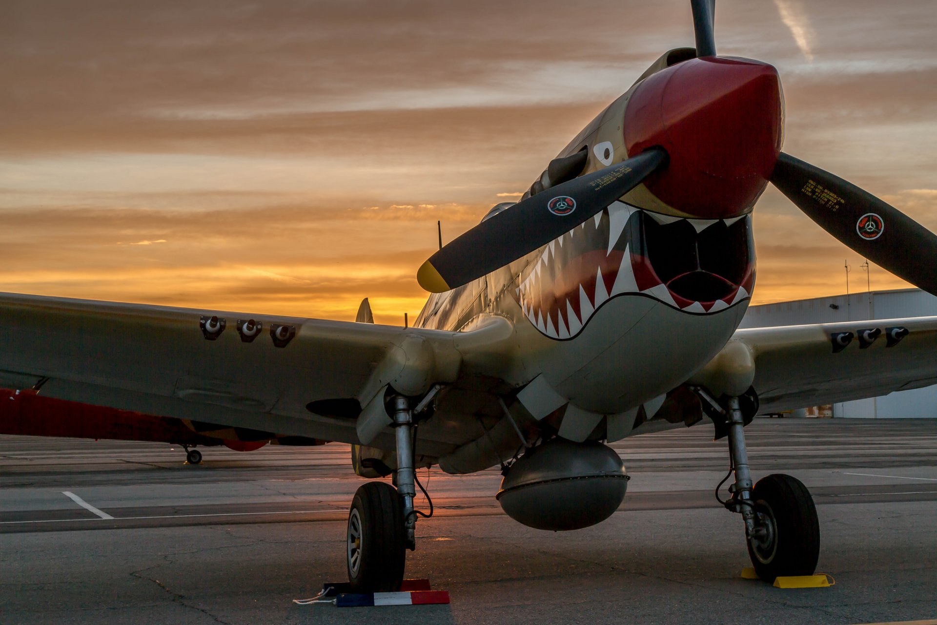 p-40 warhawk chasseur aérodrome coucher de soleil